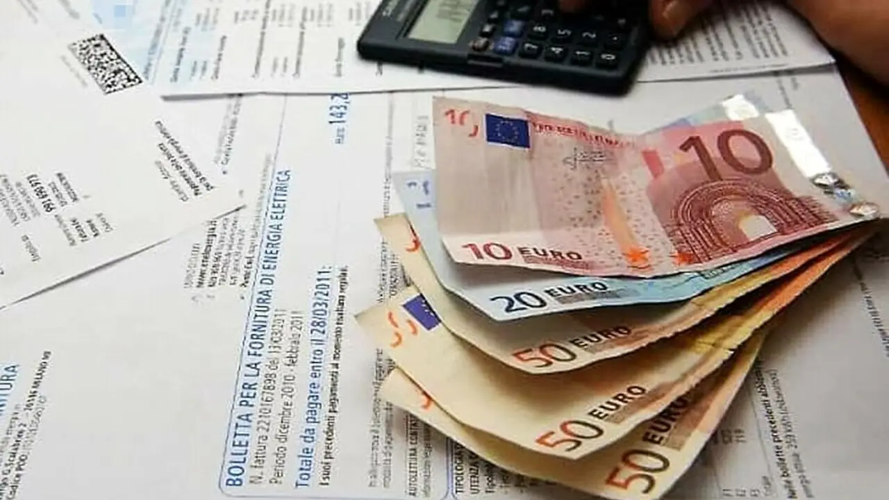 Come risparmiare subito fino al 30% sulla bolletta della luce: i consigli dell’Unione Consumatori Come risparmiare subito fino al 30% sulla bolletta della luce: i consigli dell’Unione Consumatori