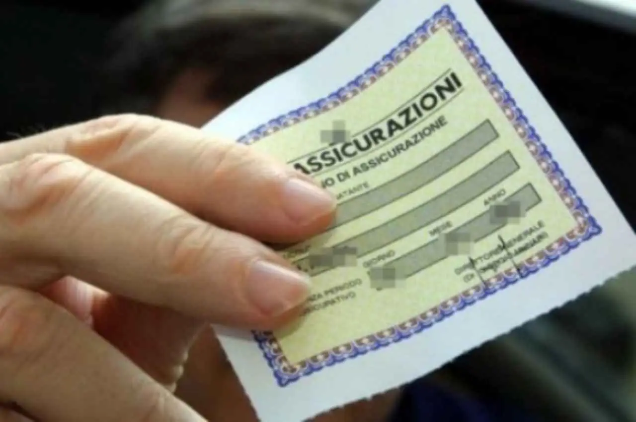 5 segnali che la tua assicurazione auto ti sta facendo spendere troppo: la guida aggiornata dell’IVASS 5 segnali che la tua assicurazione auto ti sta facendo spendere troppo: la guida aggiornata dell’IVASS