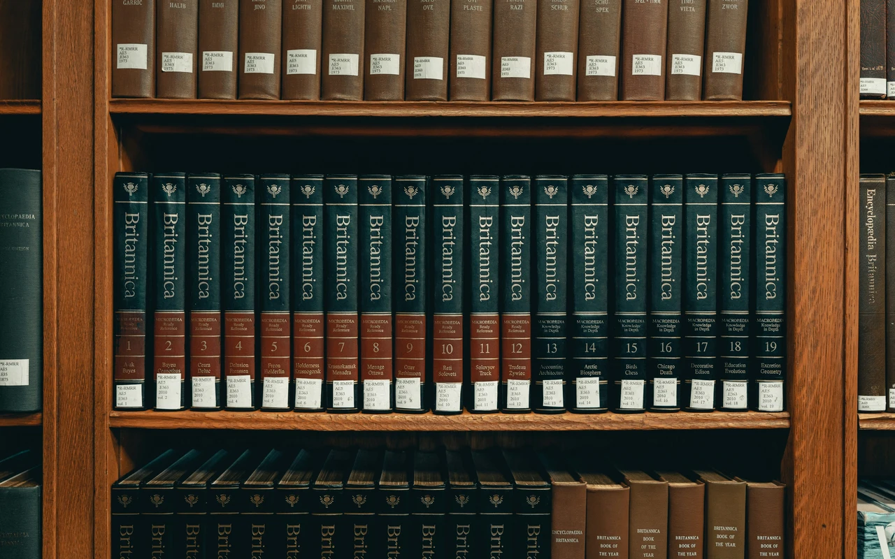 Come scoprire se la tua vecchia enciclopedia può diventare un oggetto da collezione ambito: i consigli degli antiquari Come scoprire se la tua vecchia enciclopedia può diventare un oggetto da collezione ambito: i consigli degli antiquari
